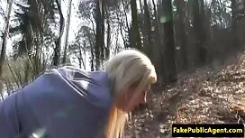 Він потягнув покоївк ...