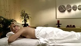 Кицька їсть еротика  ...